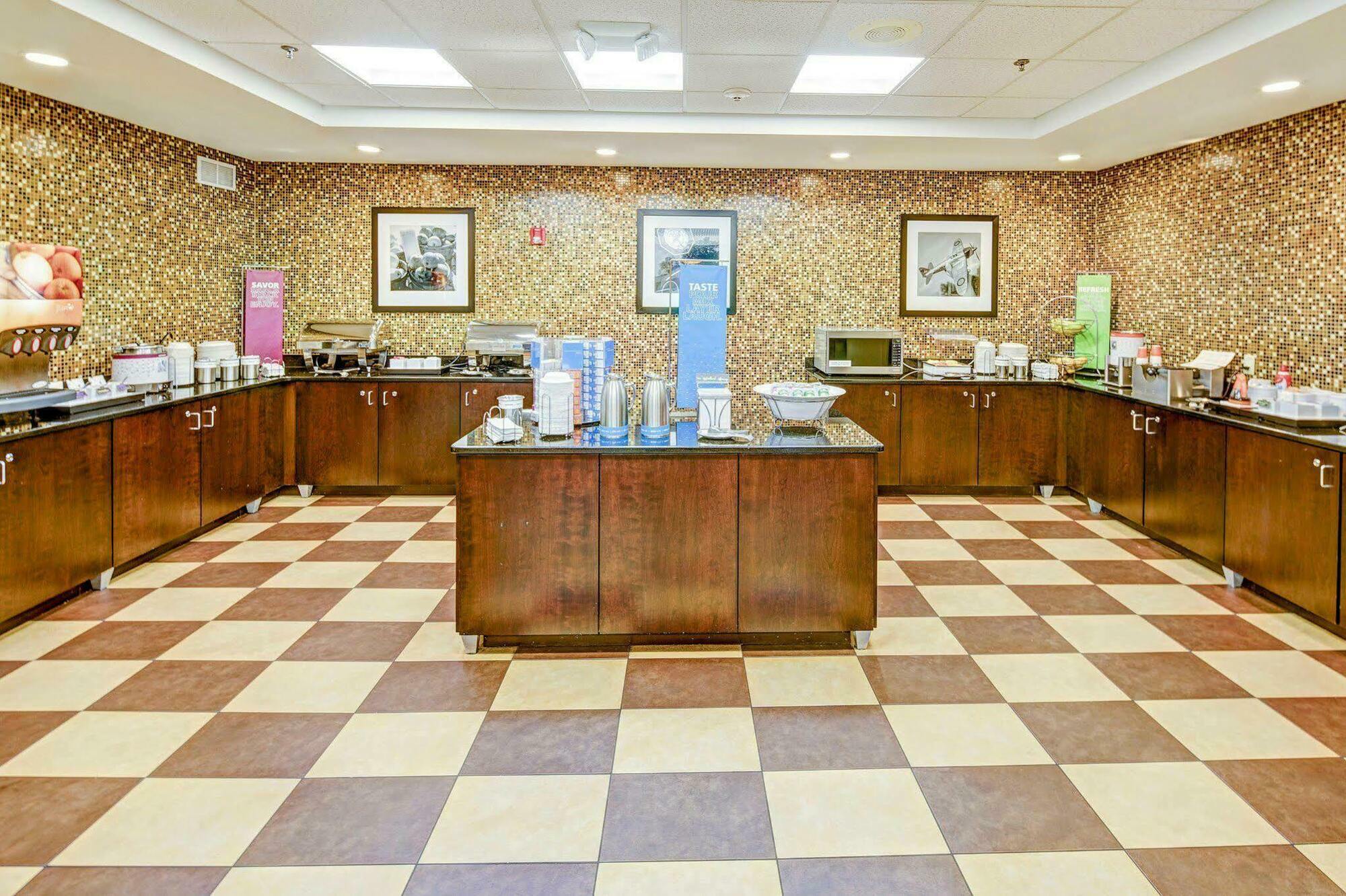 Hampton & Cleveland-airport/middleburg Heights 3*